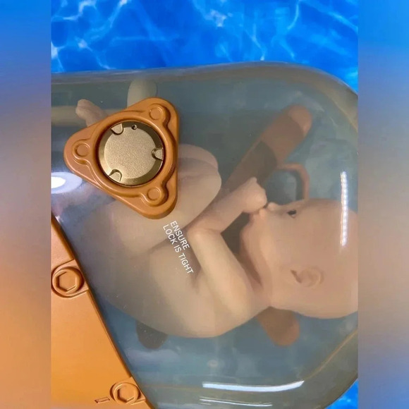 Death Stranding - Collector’s Edition  BB Pod Replica - 1/1 Scale - - Picture 15 of 16